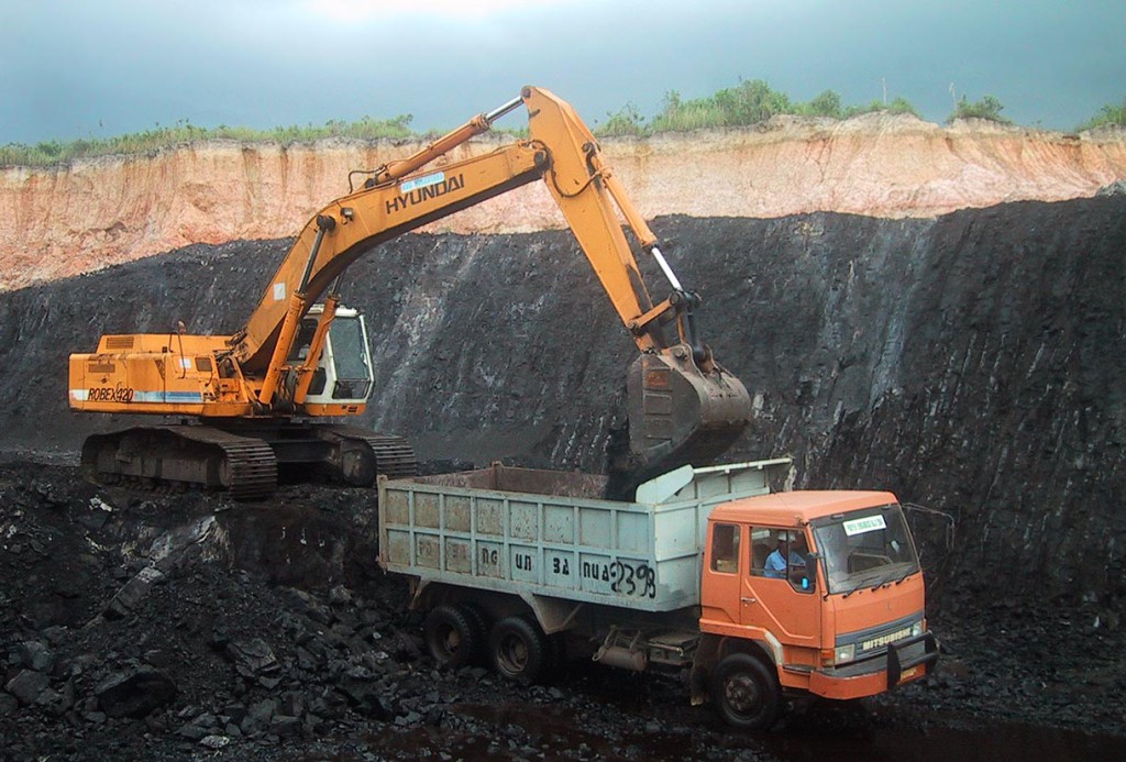 indonesian-coal-mine-utilising-small-contractors-coal-seam-up-to-20-1220x826